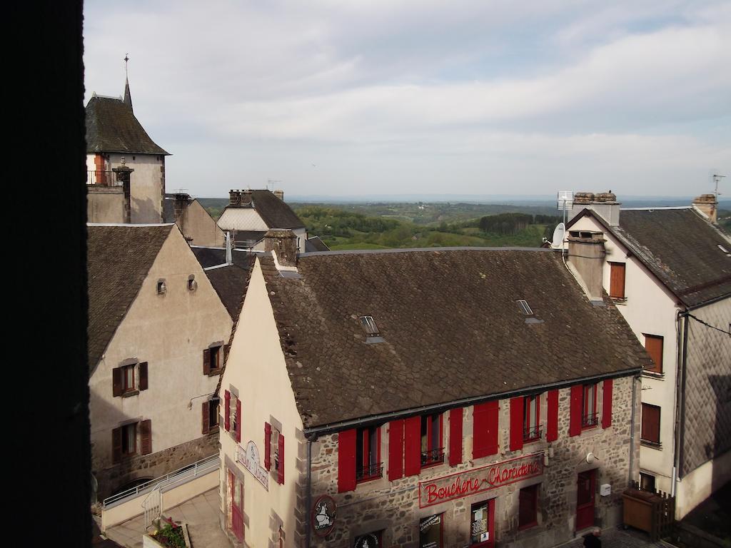 Hotel Restaurant La Reine Margot La Tour-d'Auvergne Exterior photo